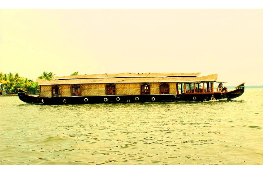 3 bed rooms shared a/c houseboats
