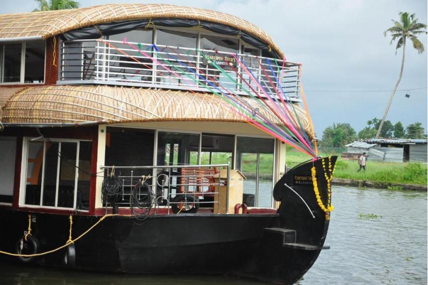 wc luxury 4 bed rooms a/c houseboat